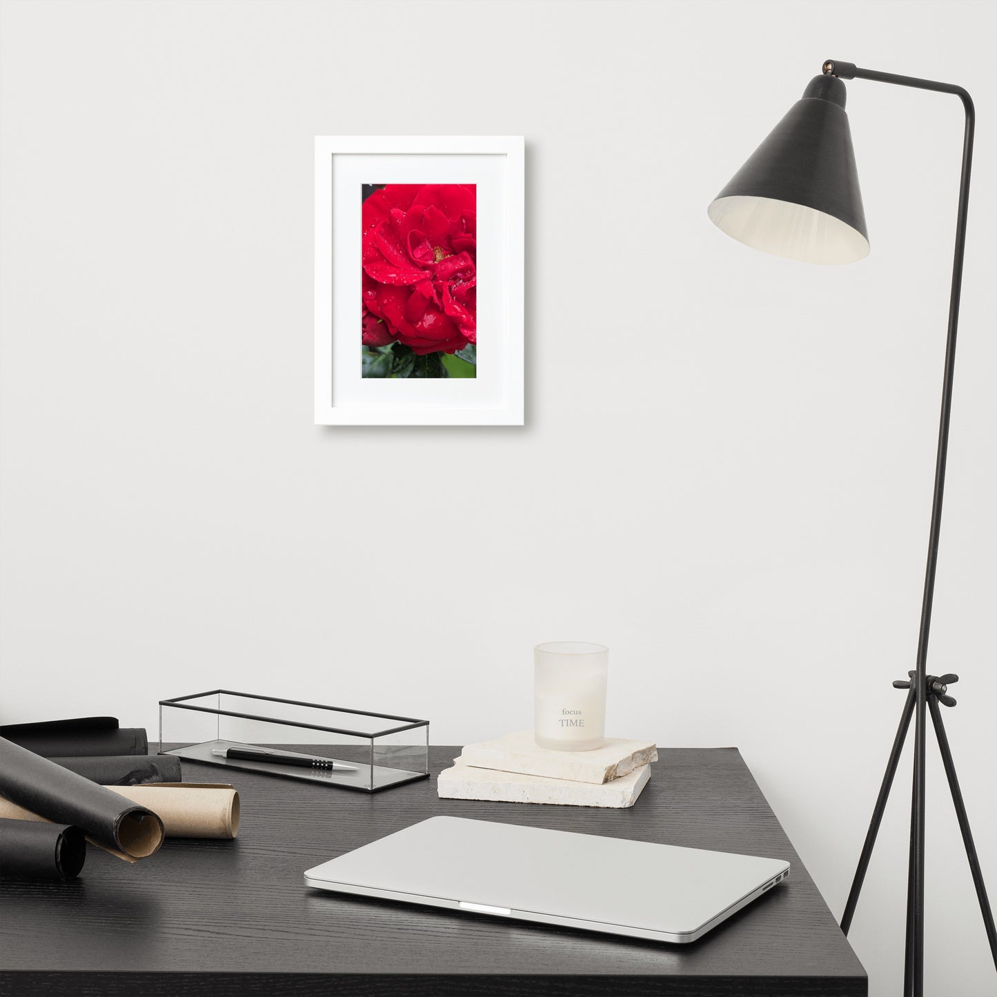 Gerahmtes Poster auf mattem Papier mit Matte (21x30cm) 'Morgentau auf einer Rose'