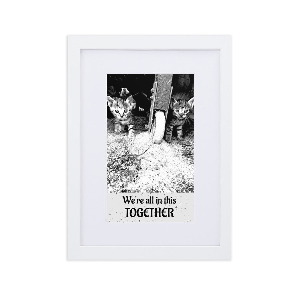 Gerahmtes Poster auf mattem Papier mit Matte (21x30cm) 'Kleine Katzen: 'We are all in this together''