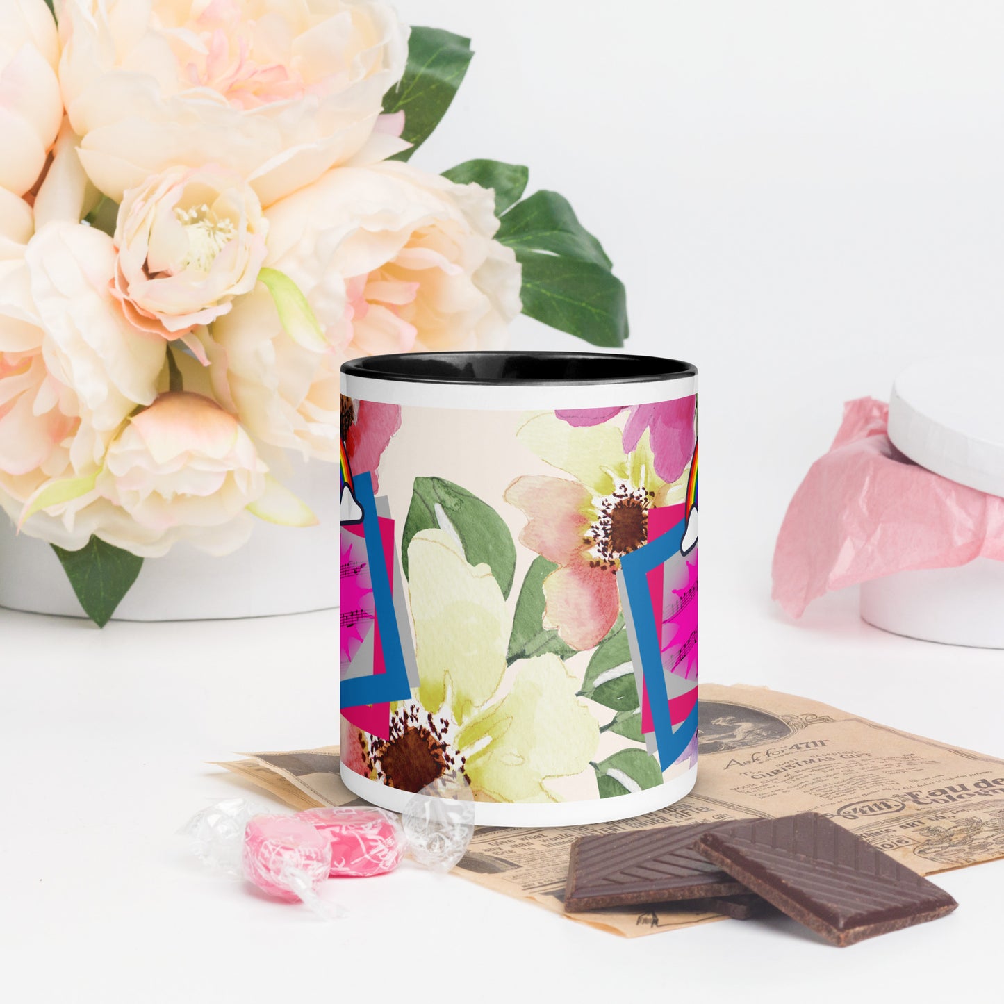 Tasse mit farbiger Innenseite mit dem Motiv 'Blumen und Musik'