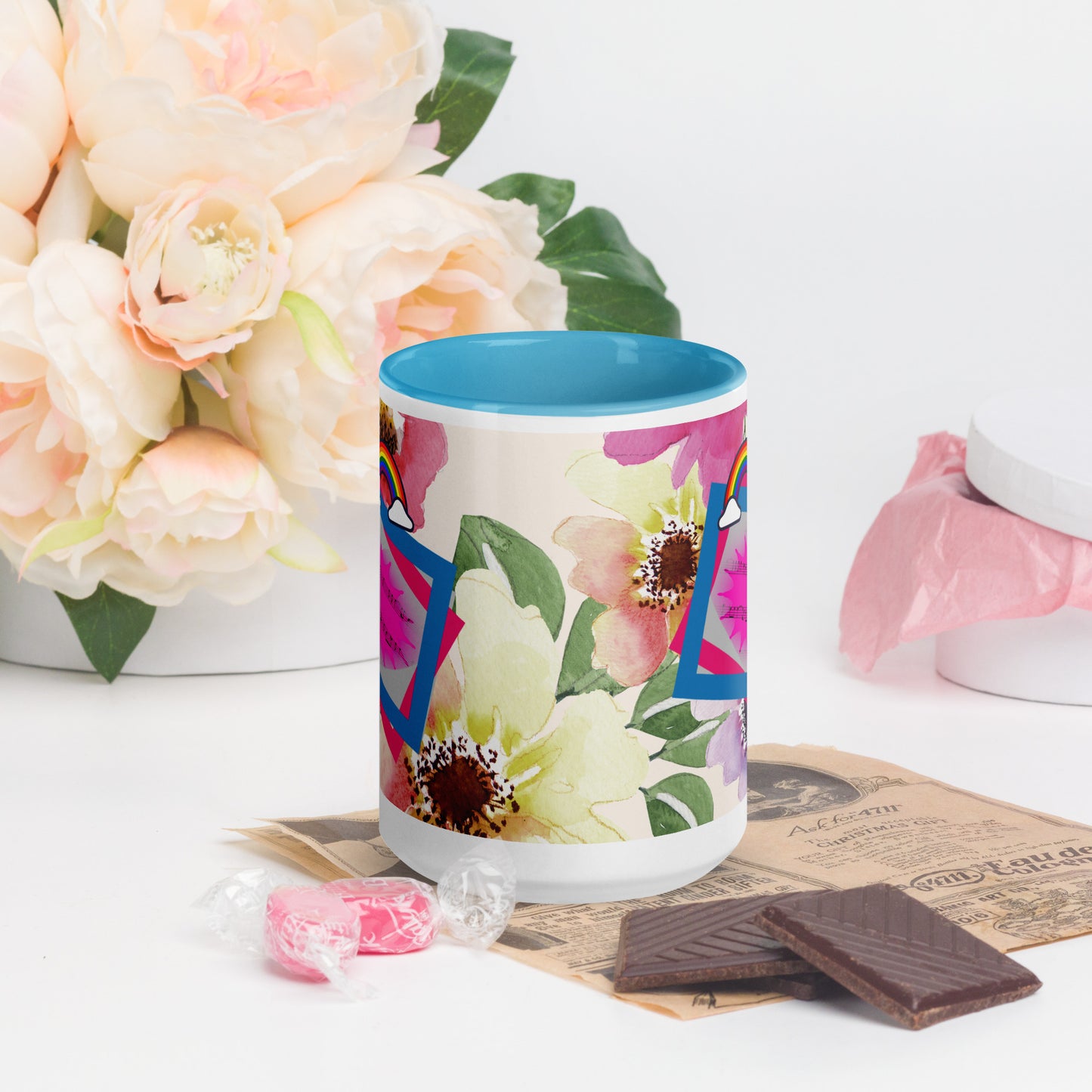 Tasse mit farbiger Innenseite mit dem Motiv 'Blumen und Musik'