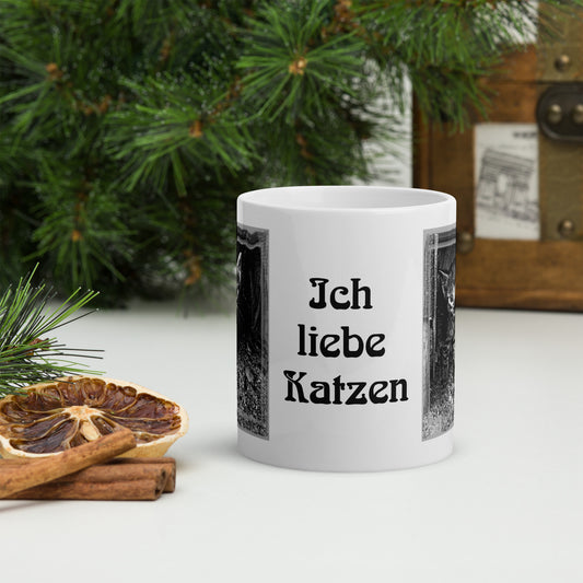 Ob Morgenkaffee, Abendtee oder einfach etwas dazwischen - dieser Becher ist genau das Richtige für dich! Der robuste, glänzende Becher mit dem leuchtenden Aufdruck ist mikrowellen- und spülmaschinenfest.