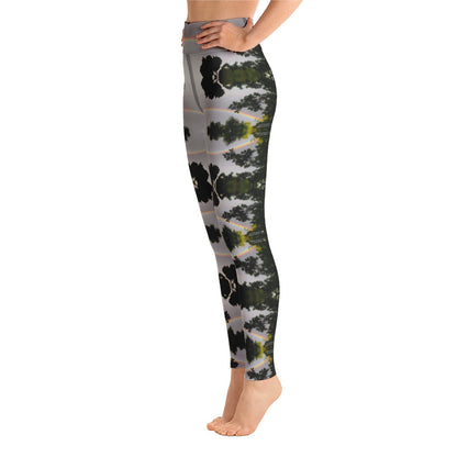 Super weiche, dehnbare und bequeme Yoga Leggings.  • 82 % Polyester, 18 % Elastan • Vier-Wege-Stretch, d. h. der Stoff dehnt sich in Längs- und Querrichtung aus und zieht sich wieder zusammen • Hergestellt aus einem Mikrofasergarn, das den Artikel glatt und bequem macht • Erhöhter Bund • Nach dem Druck präzise geschnitten und handgenäht