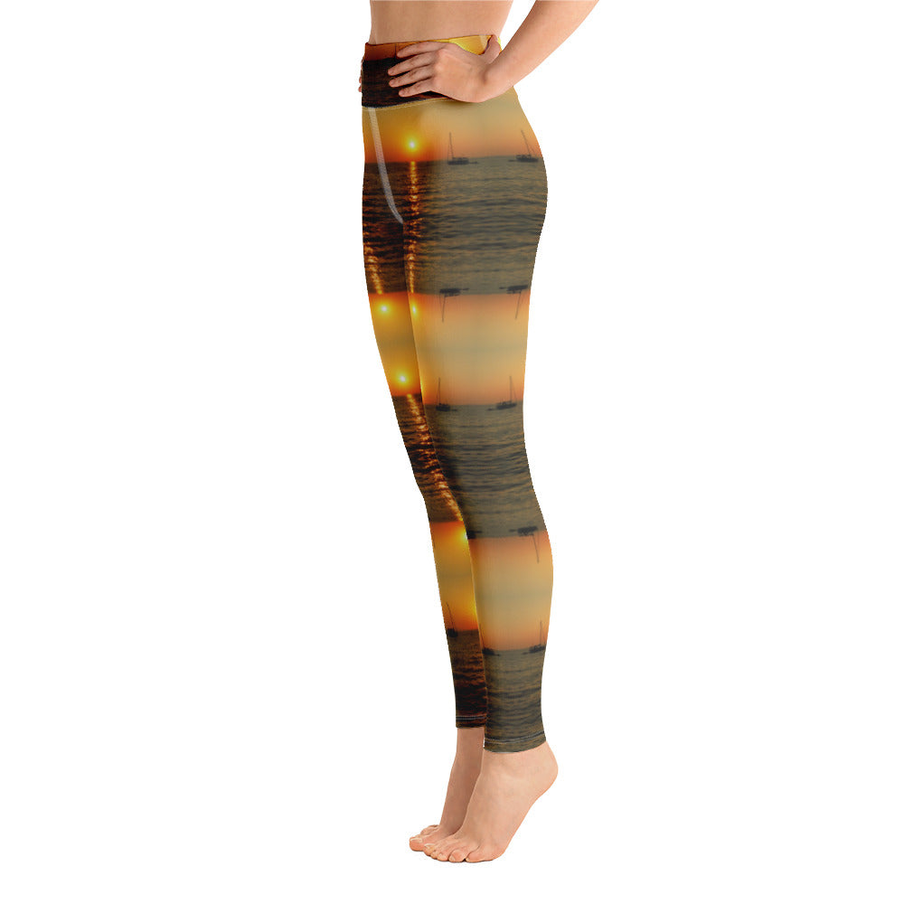 Super weiche, dehnbare und bequeme Yoga Leggings.  • 82 % Polyester, 18 % Elastan • Vier-Wege-Stretch, d. h. der Stoff dehnt sich in Längs- und Querrichtung aus und zieht sich wieder zusammen • Hergestellt aus einem Mikrofasergarn, das den Artikel glatt und bequem macht • Erhöhter Bund • Nach dem Druck präzise geschnitten und handgenäht