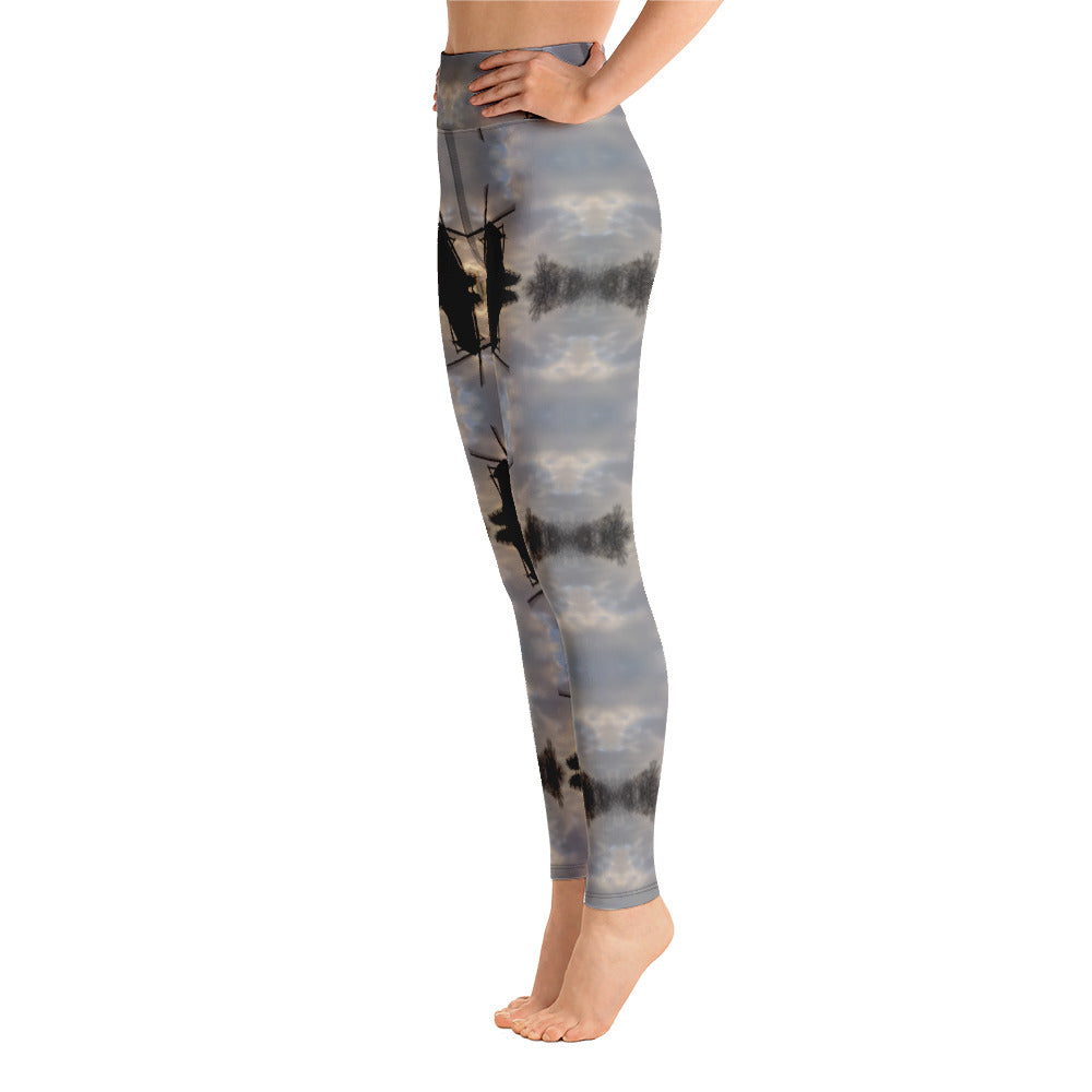 Super weiche, dehnbare und bequeme Yoga Leggings.  • 82 % Polyester, 18 % Elastan • Vier-Wege-Stretch, d. h. der Stoff dehnt sich in Längs- und Querrichtung aus und zieht sich wieder zusammen • Hergestellt aus einem Mikrofasergarn, das den Artikel glatt und bequem macht • Erhöhter Bund • Nach dem Druck präzise geschnitten und handgenäht