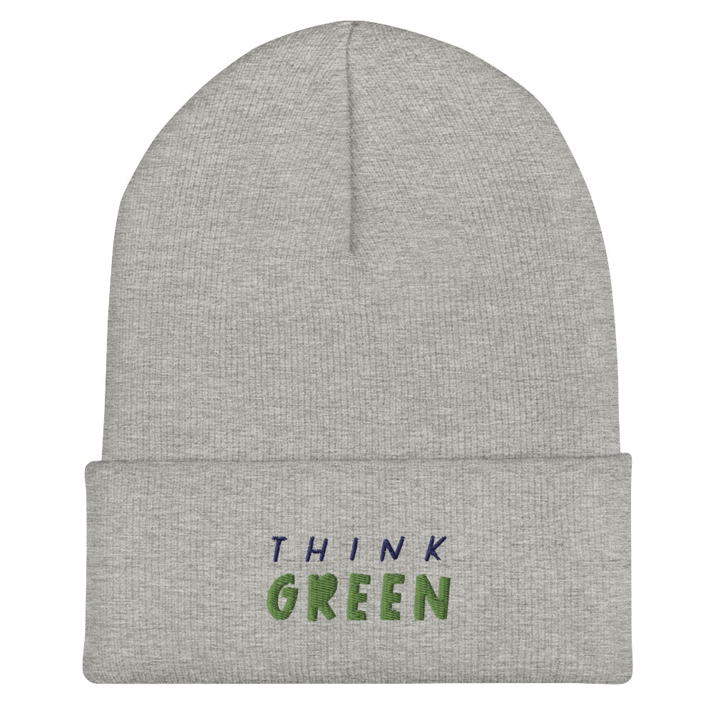 Eine eng anliegende, kuschlige Beanie mit Umschlag "Think green". Hält deinen Kopf warm und verleiht deiner Garderobe Charm. • 100 % Turbo-Acryl • Länge: 30 cm • Hypoallergen • Unisex • Handwäsche möglich 