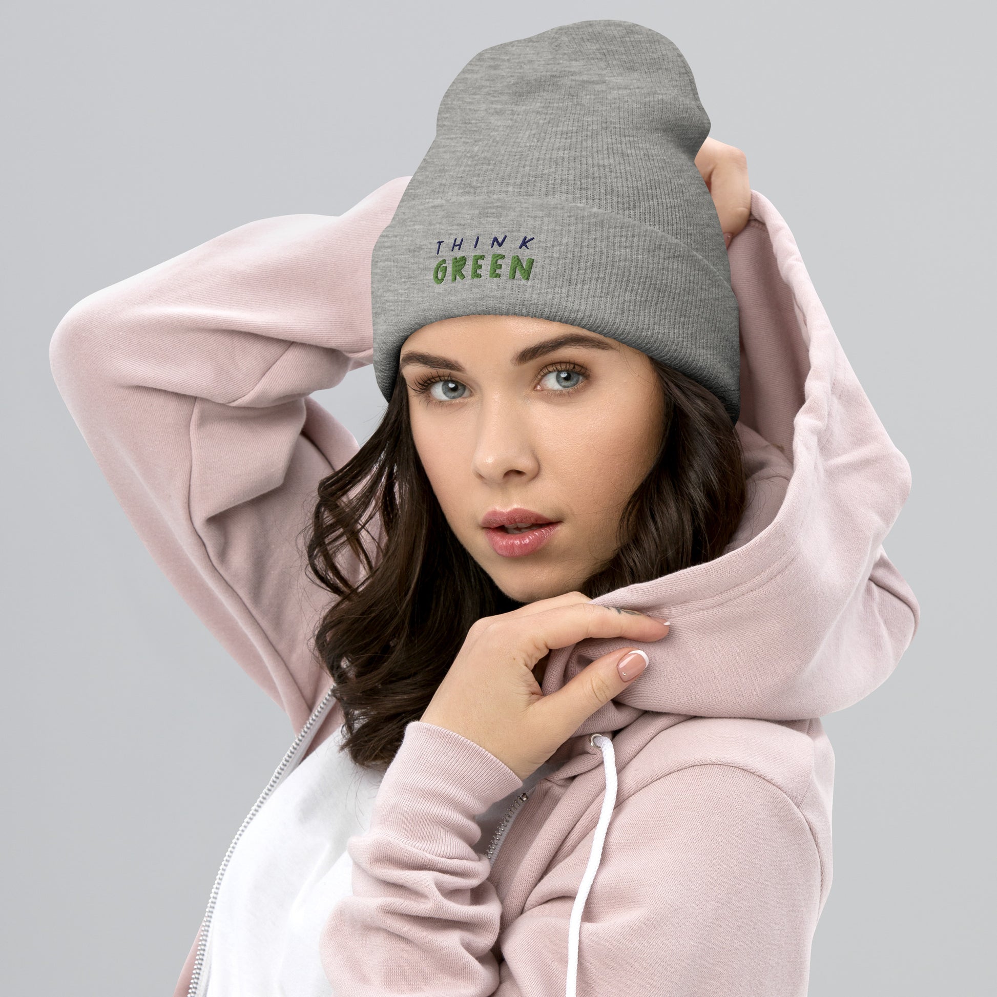 Eine eng anliegende, kuschlige Beanie mit Umschlag "Think green". Hält deinen Kopf warm und verleiht deiner Garderobe Charm. • 100 % Turbo-Acryl • Länge: 30 cm • Hypoallergen • Unisex • Handwäsche möglich 