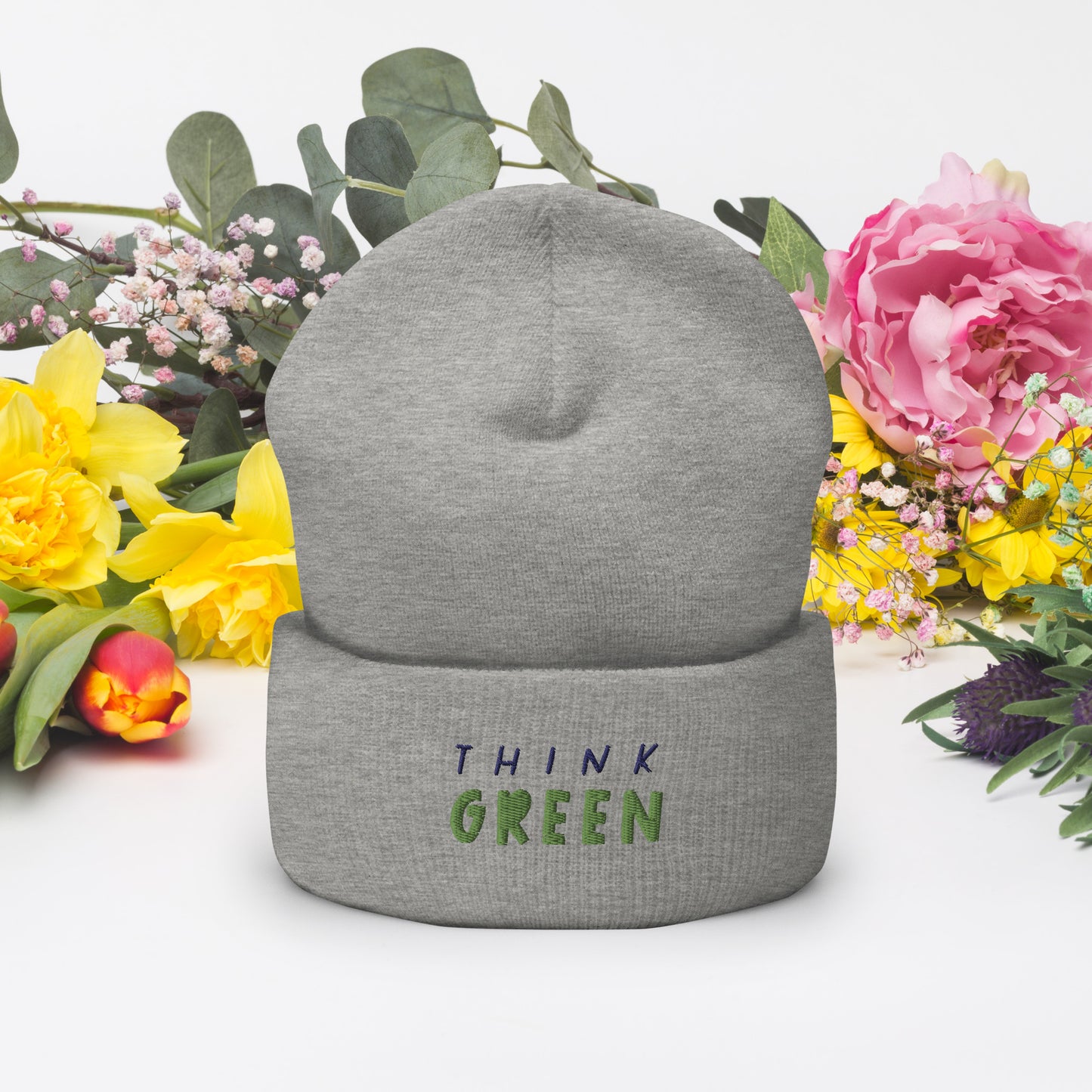 Eine eng anliegende, kuschlige Beanie mit Umschlag "Think green". Hält deinen Kopf warm und verleiht deiner Garderobe Charm. • 100 % Turbo-Acryl • Länge: 30 cm • Hypoallergen • Unisex • Handwäsche möglich 