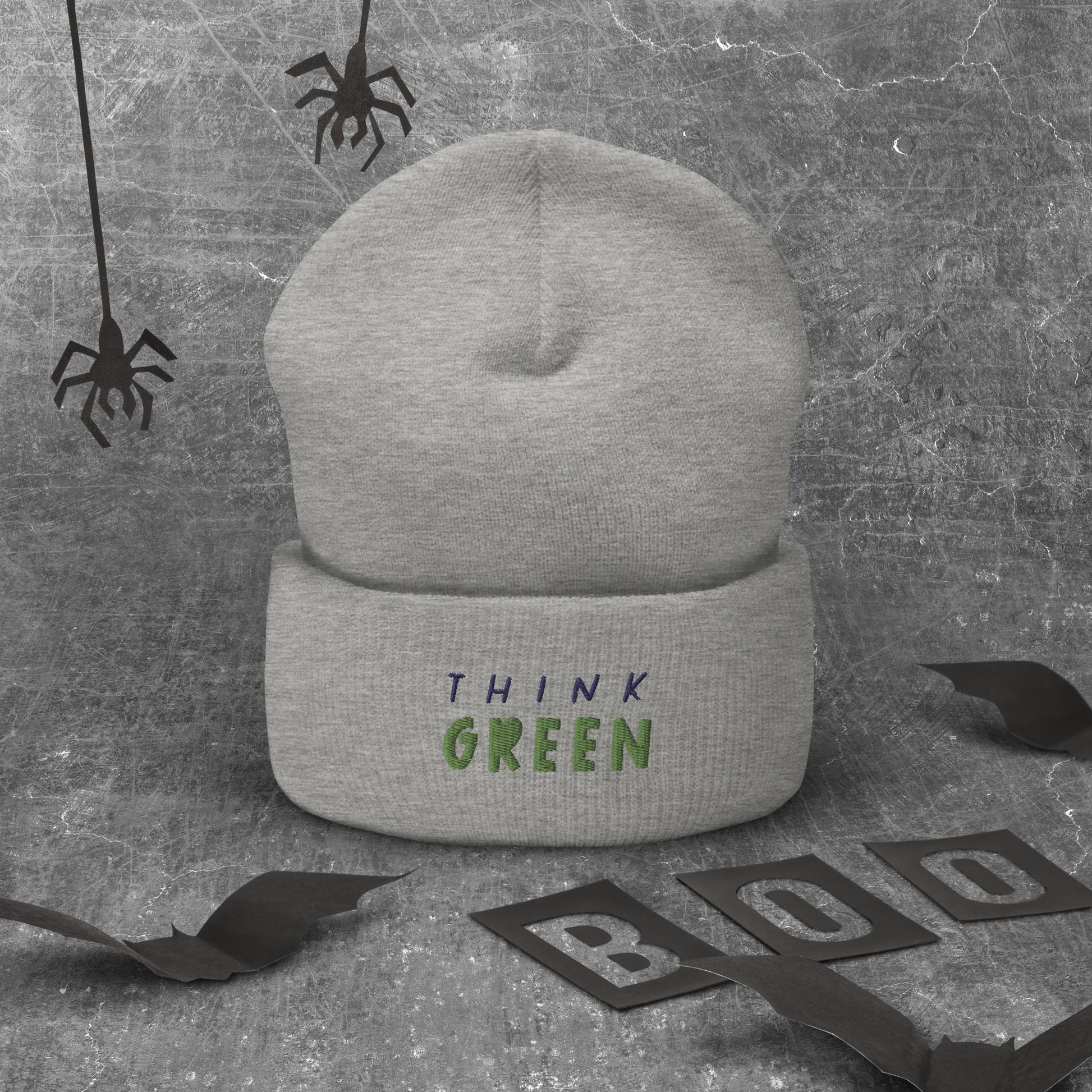 Eine eng anliegende, kuschlige Beanie mit Umschlag "Think green". Hält deinen Kopf warm und verleiht deiner Garderobe Charm. • 100 % Turbo-Acryl • Länge: 30 cm • Hypoallergen • Unisex • Handwäsche möglich 