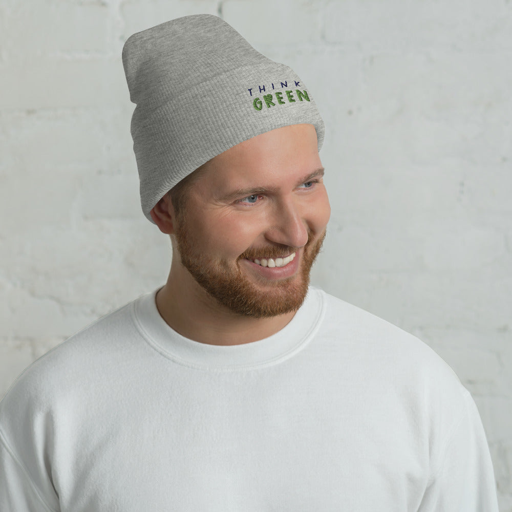 Eine eng anliegende, kuschlige Beanie mit Umschlag "Think green". Hält deinen Kopf warm und verleiht deiner Garderobe Charm. • 100 % Turbo-Acryl • Länge: 30 cm • Hypoallergen • Unisex • Handwäsche möglich 