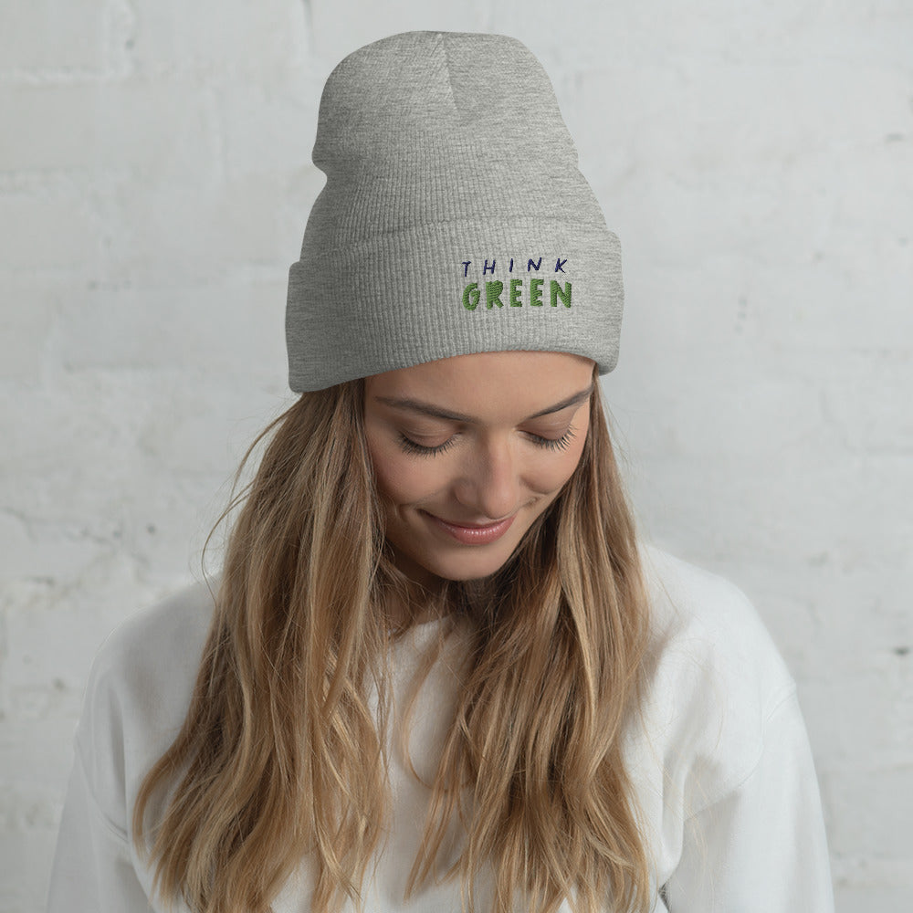 Eine eng anliegende, kuschlige Beanie mit Umschlag "Think green". Hält deinen Kopf warm und verleiht deiner Garderobe Charm. • 100 % Turbo-Acryl • Länge: 30 cm • Hypoallergen • Unisex • Handwäsche möglich 