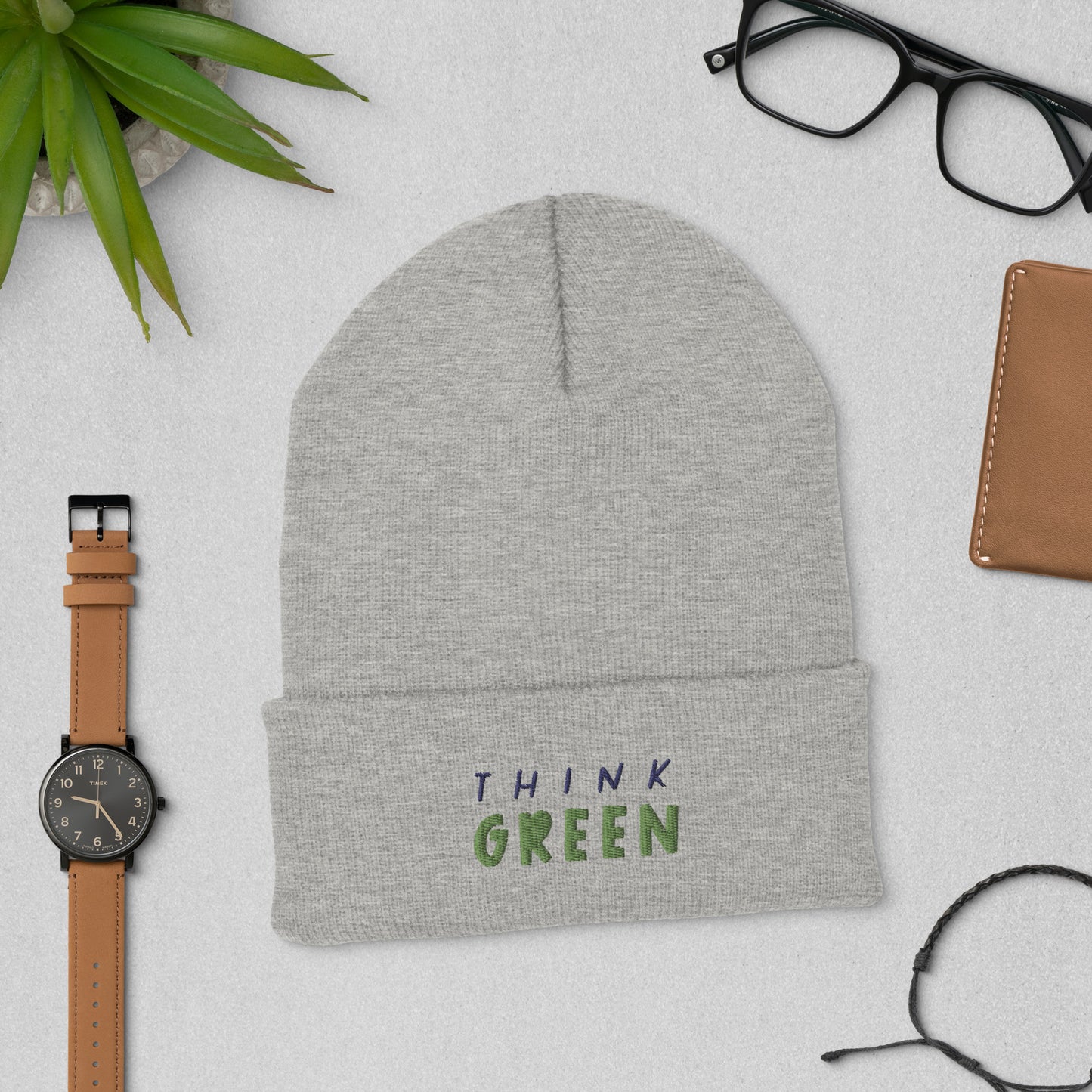 Eine eng anliegende, kuschlige Beanie mit Umschlag "Think green". Hält deinen Kopf warm und verleiht deiner Garderobe Charm. • 100 % Turbo-Acryl • Länge: 30 cm • Hypoallergen • Unisex • Handwäsche möglich 