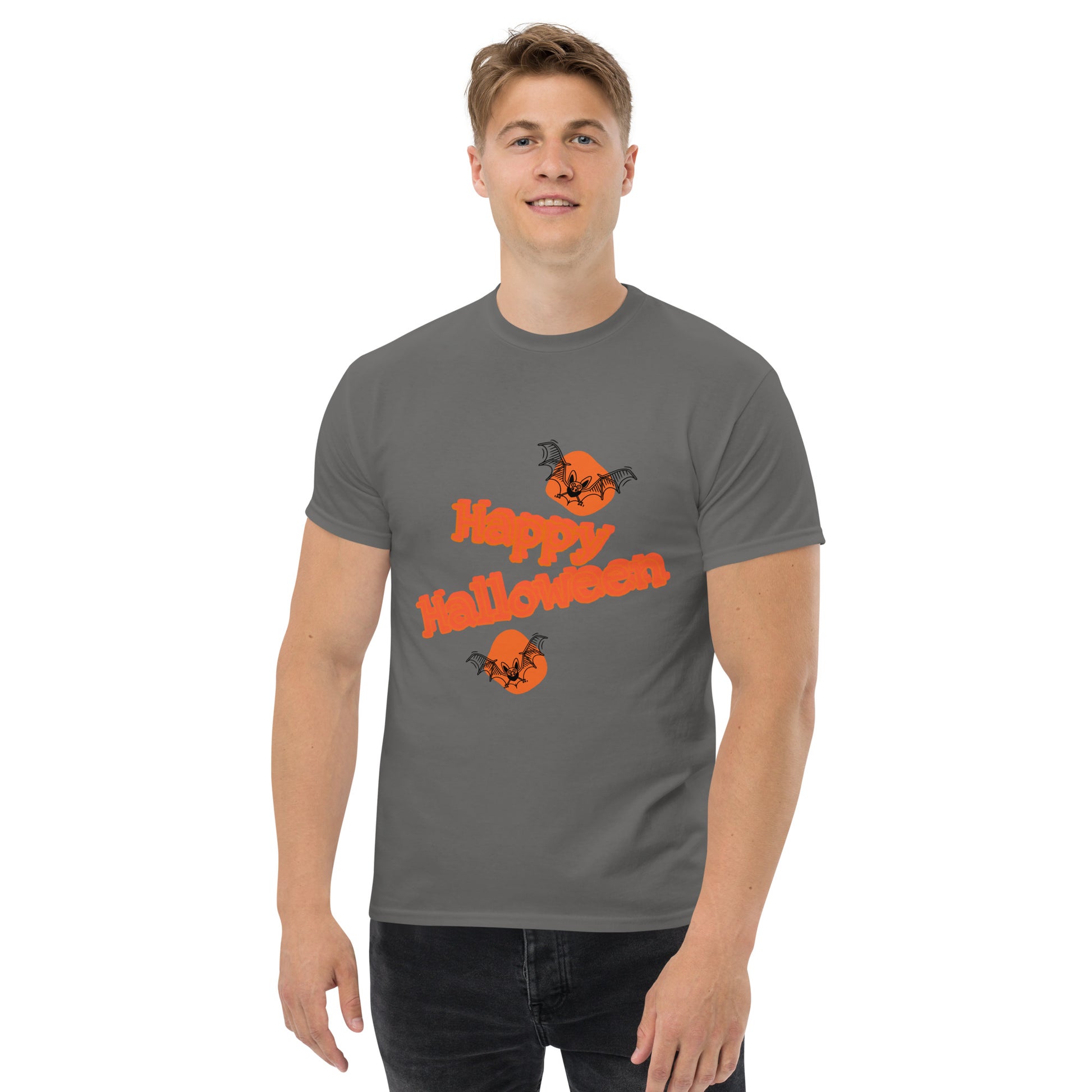 Das aus 100 % Baumwolle hergestellte klassische Herren-T-Shirt Happy Halloween sorgt für einen strukturierten Look. Es sitzt gut, bewahrt entlang der Seiten präzise Linien und eignet sich ideal für Lagenlooks. Und außerdem ist es gerade total angesagt!