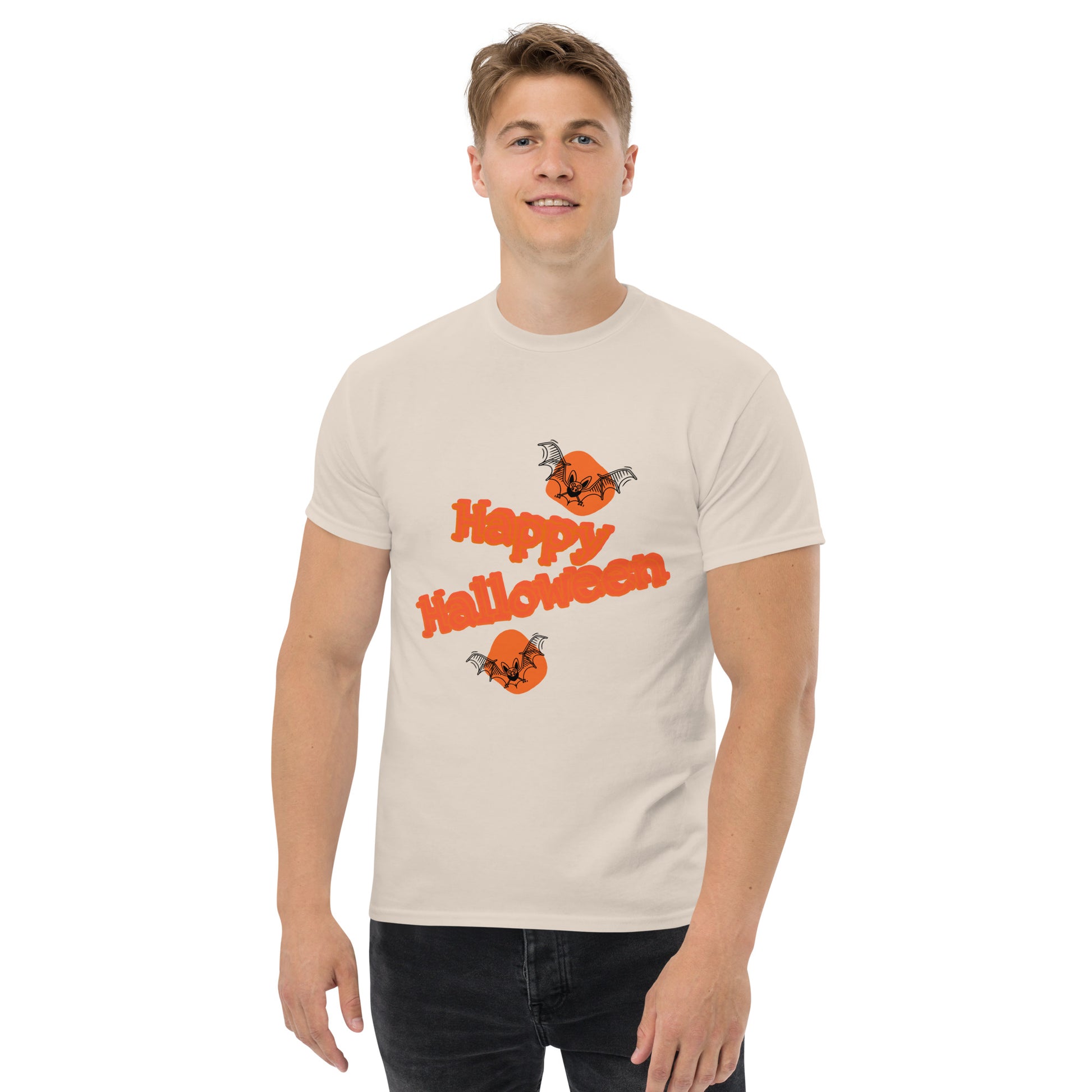 Das aus 100 % Baumwolle hergestellte klassische Herren-T-Shirt Happy Halloween sorgt für einen strukturierten Look. Es sitzt gut, bewahrt entlang der Seiten präzise Linien und eignet sich ideal für Lagenlooks. Und außerdem ist es gerade total angesagt!