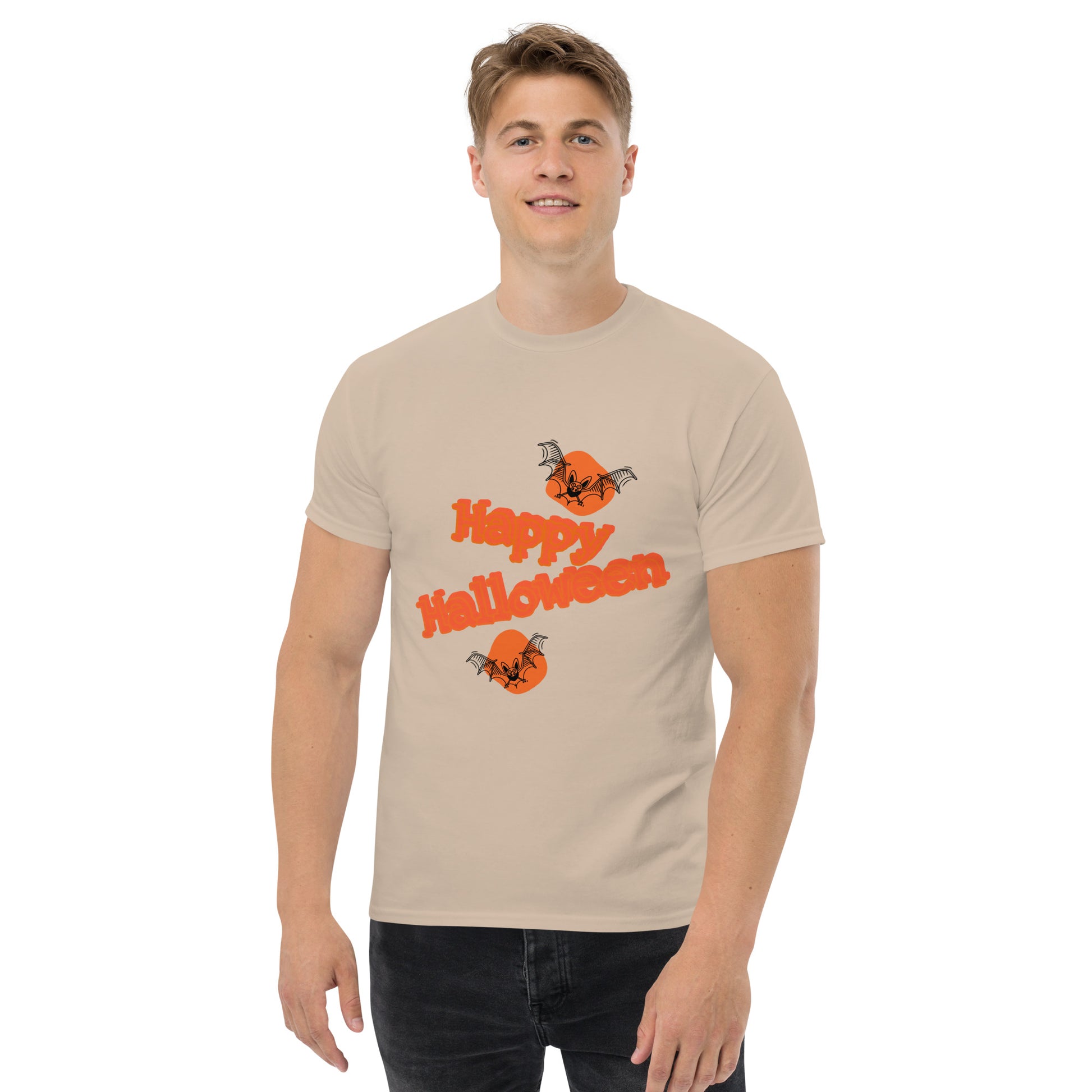 Das aus 100 % Baumwolle hergestellte klassische Herren-T-Shirt Happy Halloween sorgt für einen strukturierten Look. Es sitzt gut, bewahrt entlang der Seiten präzise Linien und eignet sich ideal für Lagenlooks. Und außerdem ist es gerade total angesagt!