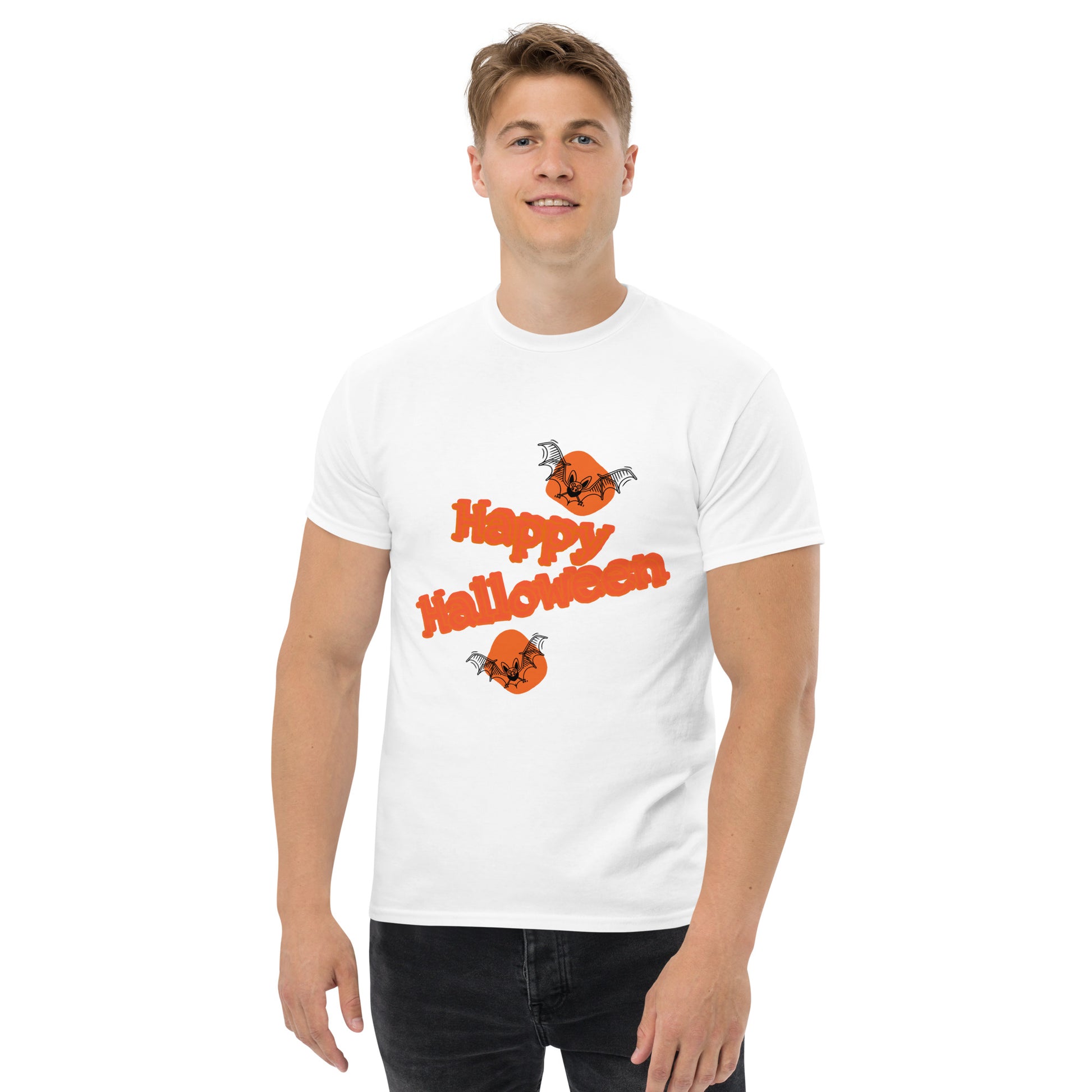 Das aus 100 % Baumwolle hergestellte klassische Herren-T-Shirt Happy Halloween sorgt für einen strukturierten Look. Es sitzt gut, bewahrt entlang der Seiten präzise Linien und eignet sich ideal für Lagenlooks. Und außerdem ist es gerade total angesagt!