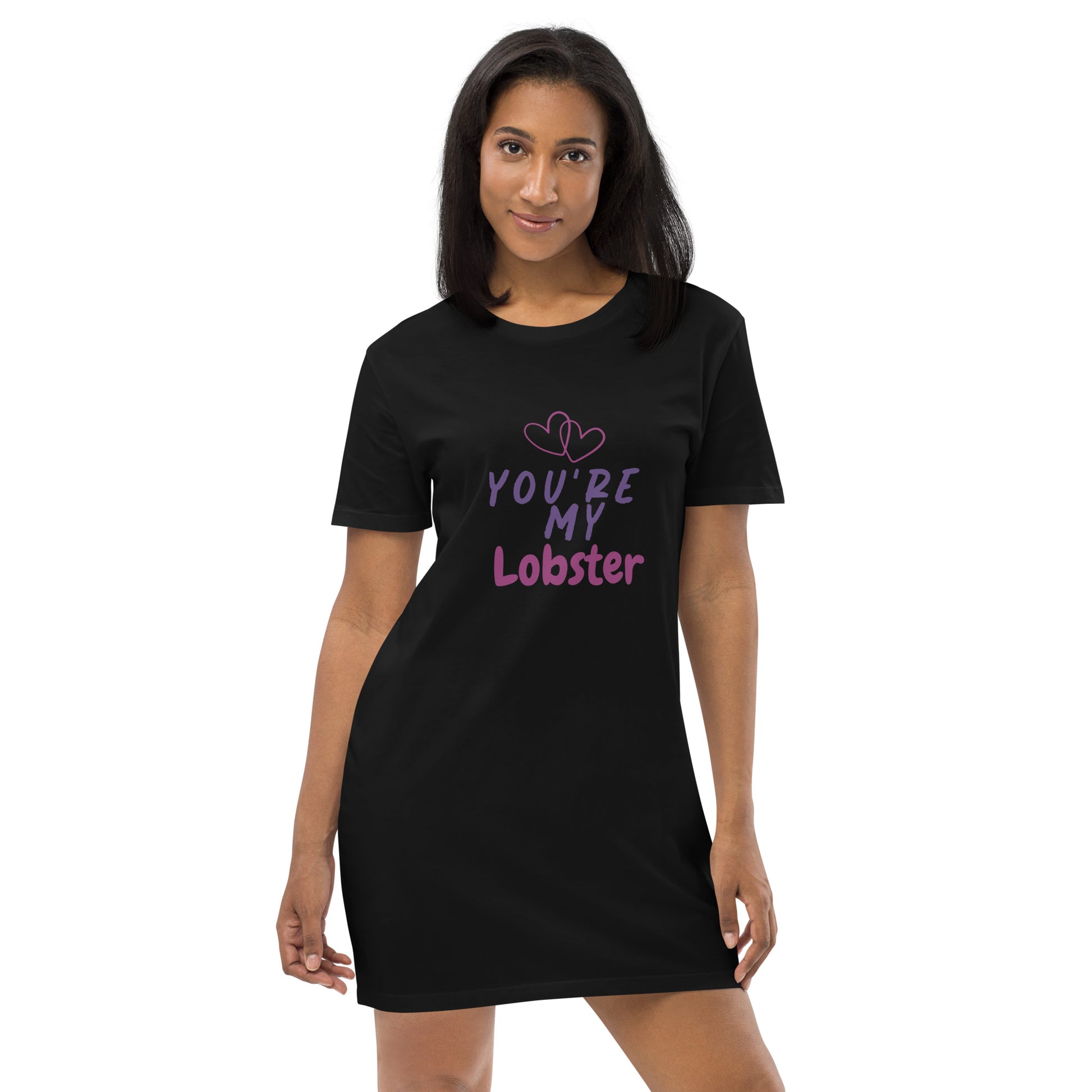 T-Shirts gab es schon immer, dennoch gibt es manchmal Möglichkeiten, sie ganz neu erscheinen zu lassen. Dieses T-Shirt "You're my Lobster"-Kleid aus organischer Baumwolle ist eines der absoluten Must-Haves: es ist bequem, stilvoll und organisch. Kombiniere es mit Leggings, einem Gürtel, einer Jeansjacke oder trage es alleine, es wird immer fantastisch aussehen.