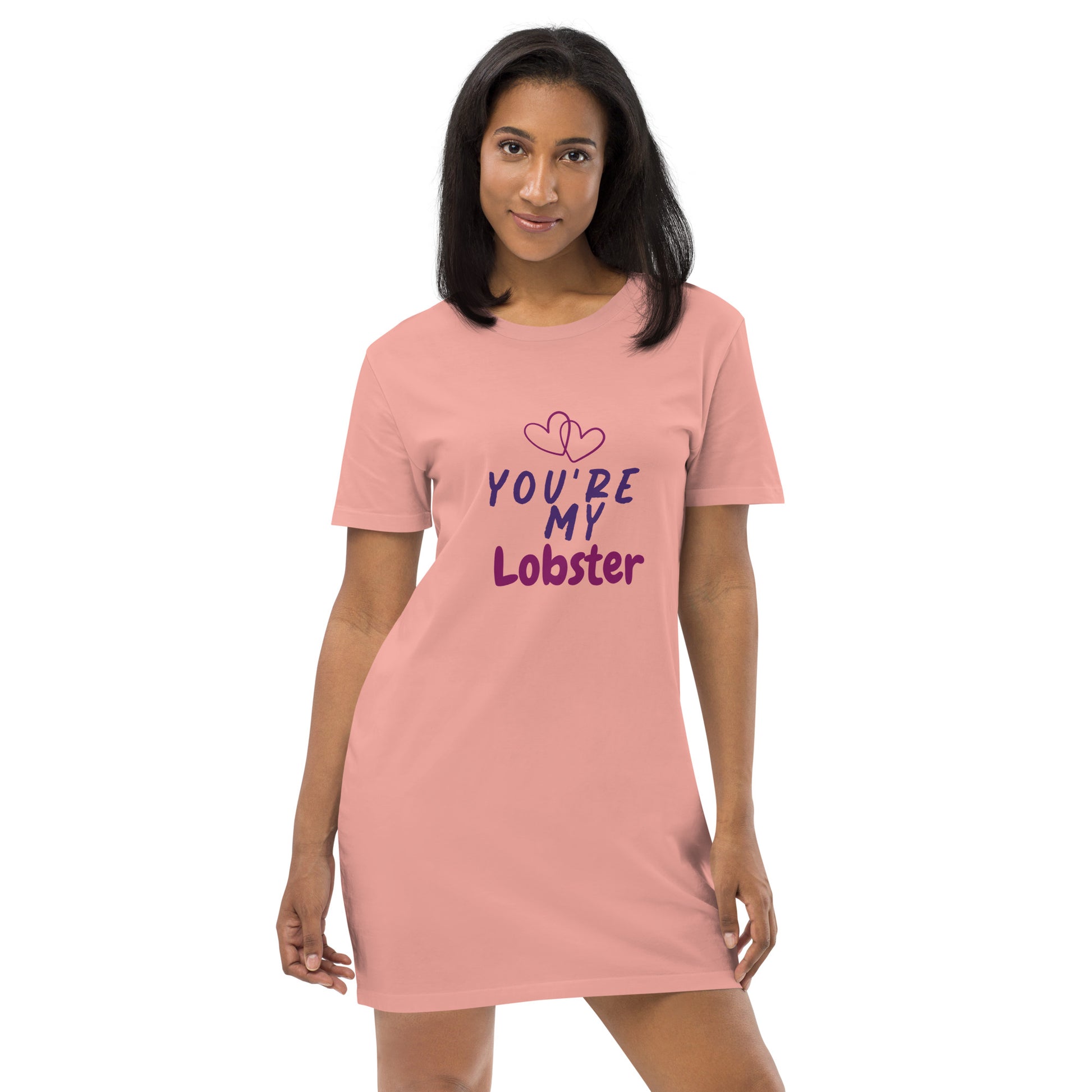 T-Shirts gab es schon immer, dennoch gibt es manchmal Möglichkeiten, sie ganz neu erscheinen zu lassen. Dieses T-Shirt "You're my Lobster"-Kleid aus organischer Baumwolle ist eines der absoluten Must-Haves: es ist bequem, stilvoll und organisch. Kombiniere es mit Leggings, einem Gürtel, einer Jeansjacke oder trage es alleine, es wird immer fantastisch aussehen.