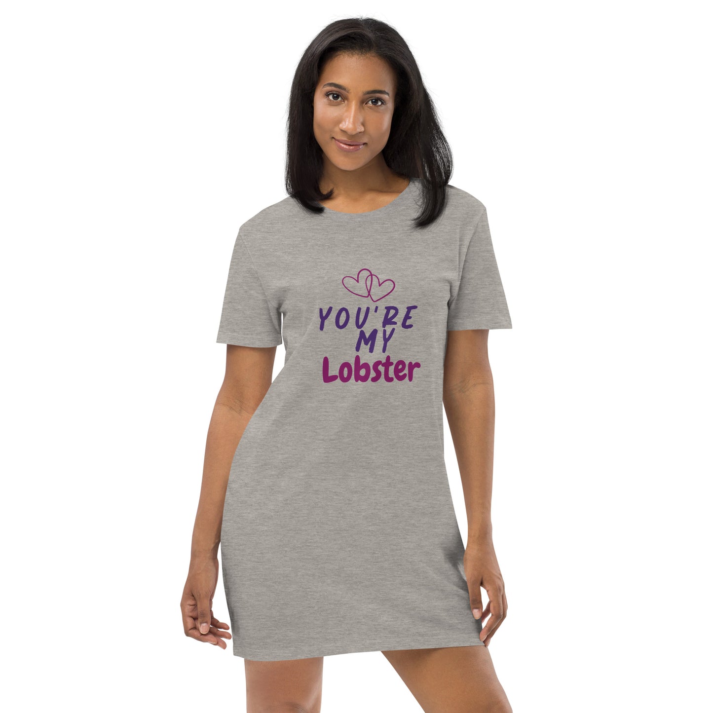 T-Shirts gab es schon immer, dennoch gibt es manchmal Möglichkeiten, sie ganz neu erscheinen zu lassen. Dieses T-Shirt "You're my Lobster"-Kleid aus organischer Baumwolle ist eines der absoluten Must-Haves: es ist bequem, stilvoll und organisch. Kombiniere es mit Leggings, einem Gürtel, einer Jeansjacke oder trage es alleine, es wird immer fantastisch aussehen.