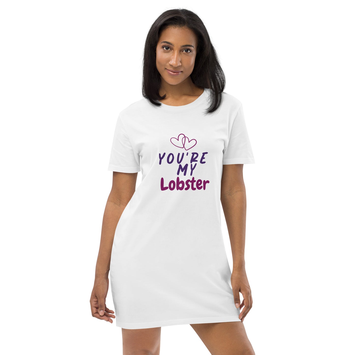 T-Shirts gab es schon immer, dennoch gibt es manchmal Möglichkeiten, sie ganz neu erscheinen zu lassen. Dieses T-Shirt-Kleid "You're my Lobster" aus organischer Baumwolle ist eines der absoluten Must-Haves: es ist bequem, stilvoll und organisch. Kombiniere es mit Leggings, einem Gürtel, einer Jeansjacke oder trage es alleine, es wird immer fantastisch aussehen.