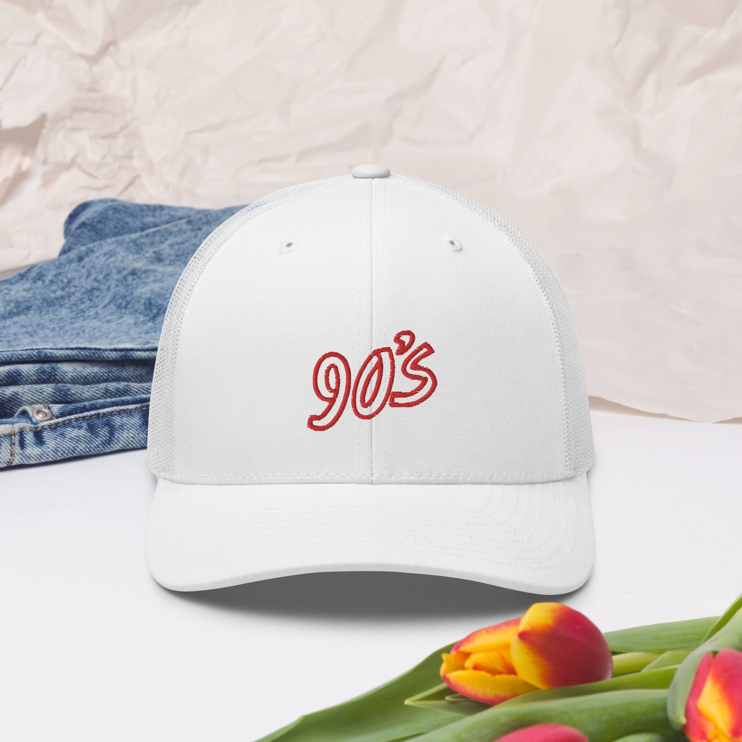 Diese 6-Panel Trucker-Cap mit Netzrücken ist eine bequeme und klassische Wahl für einen perfekten Tag in der Sonne.  • 60 % Baumwolle, 40 % Polyester