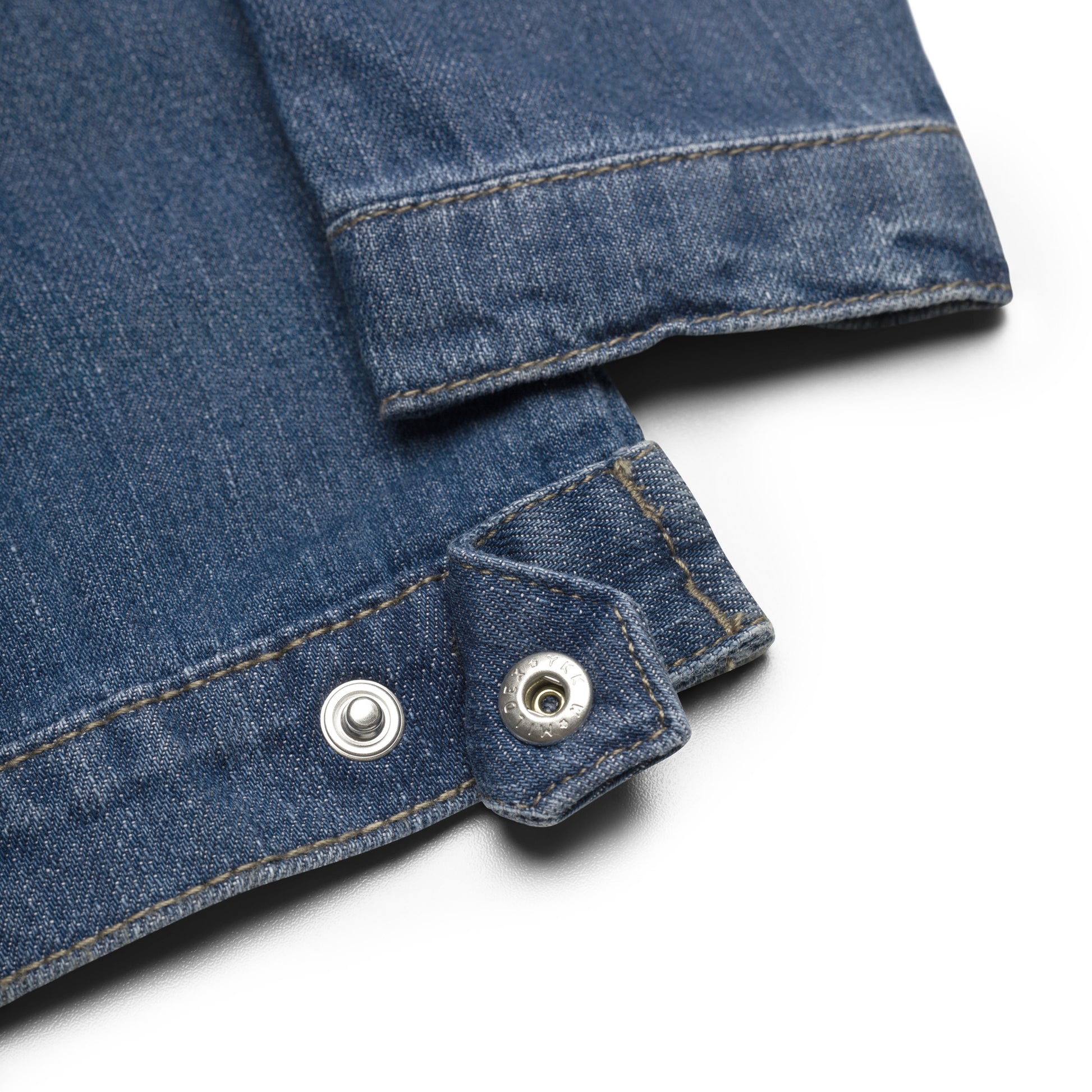 Diese Jeansjacke für Kleinkinder aus 100 % organischer Baumwolle ist eine nachhaltige Option für alle, die umweltfreundliche Kleidung suchen. Dank des leichten Stoffs, welcher Elastizität und ein weiches Tragegefühl garantiert, ist diese bequeme Jacke auch für sehr aktive kleine Abenteurer ideal.  • 100 % organische Baumwolle • Stoffgewicht: 305 g/m² • 2 Brusttaschen • Druckknopfverschluss an den Ärmeln • Nickelfreie Druckknöpfe am vorderen und hinteren Saum • Abreißetikett