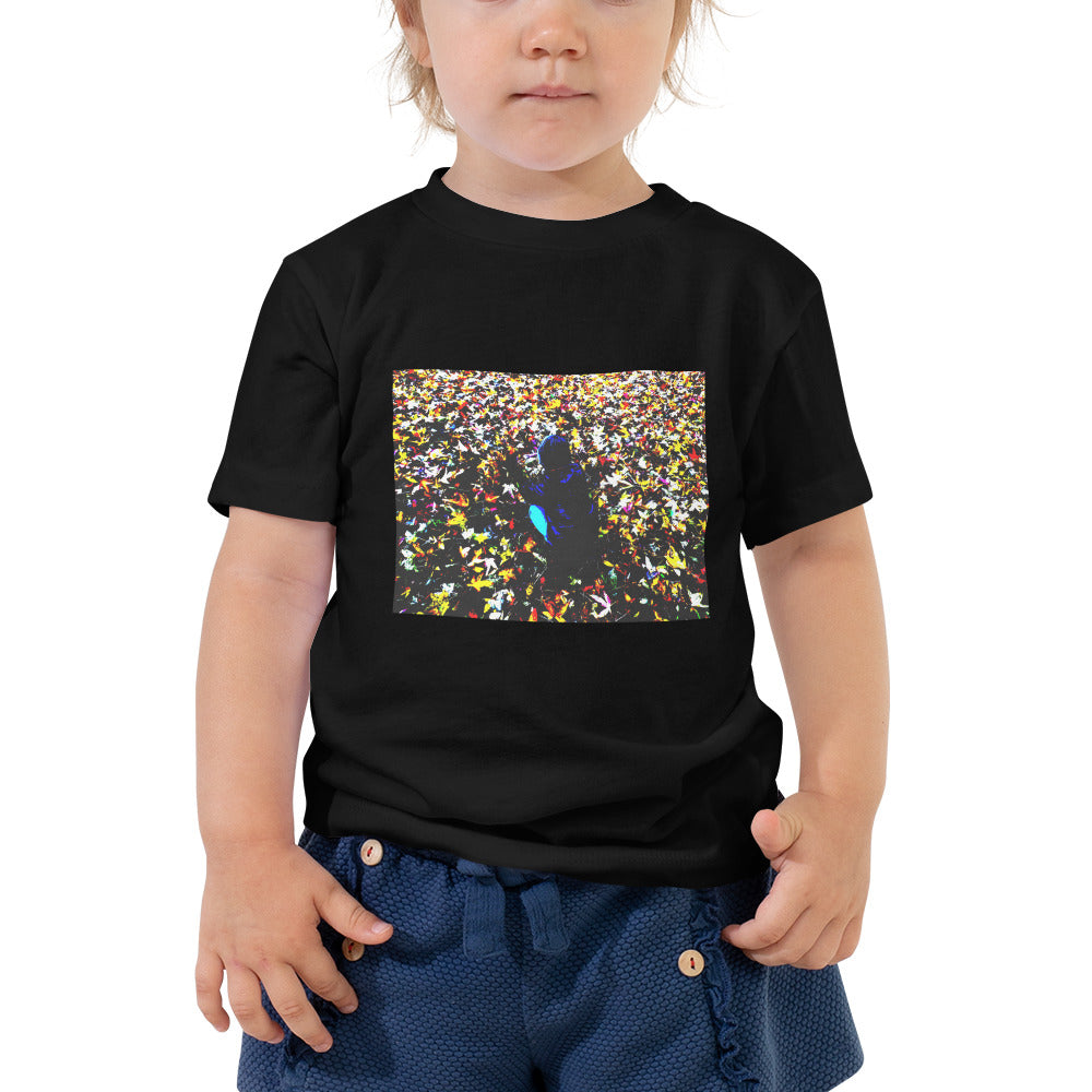 Essenzielles T-Shirt für Kleinkinder | Bella + Canvas 3001T "Der Jungen in den Blättern"