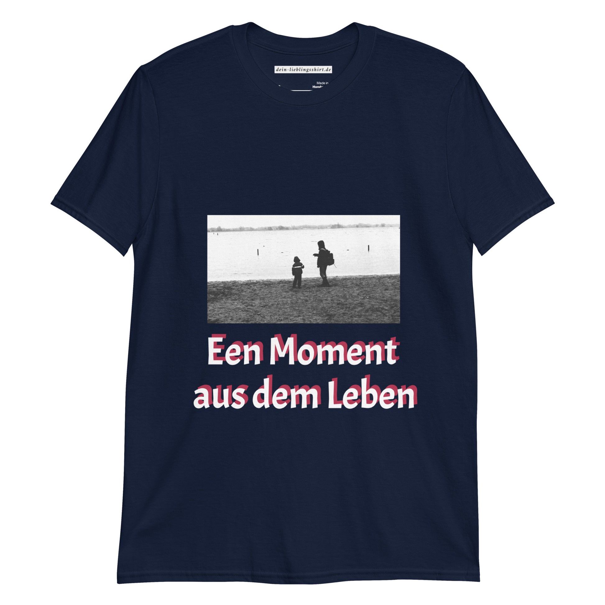 Dieses T-Shirt ist ein tolles Basic! Es ist aus einer dickeren, schwereren Baumwolle, aber es ist immer noch weich und bequem. Die doppelten Nähte am Ausschnitt und an den Ärmeln verleihen mehr Haltbarkeit. Der Favorit unter den T-Shirts.  • 100 % ringgesponnene Baumwolle • Sport Grey ist 90 % ringgesponnene Baumwolle, 10 % Polyester • Dark Heather ist 35 % Baumwolle, 65 % Polyester • Stoffgewicht: 153 g/m² • Vorgeschrumpft • Schulter-zu-Schulter-Taping • Viertelgedreht, um Falten in der Mitte zu vermeiden