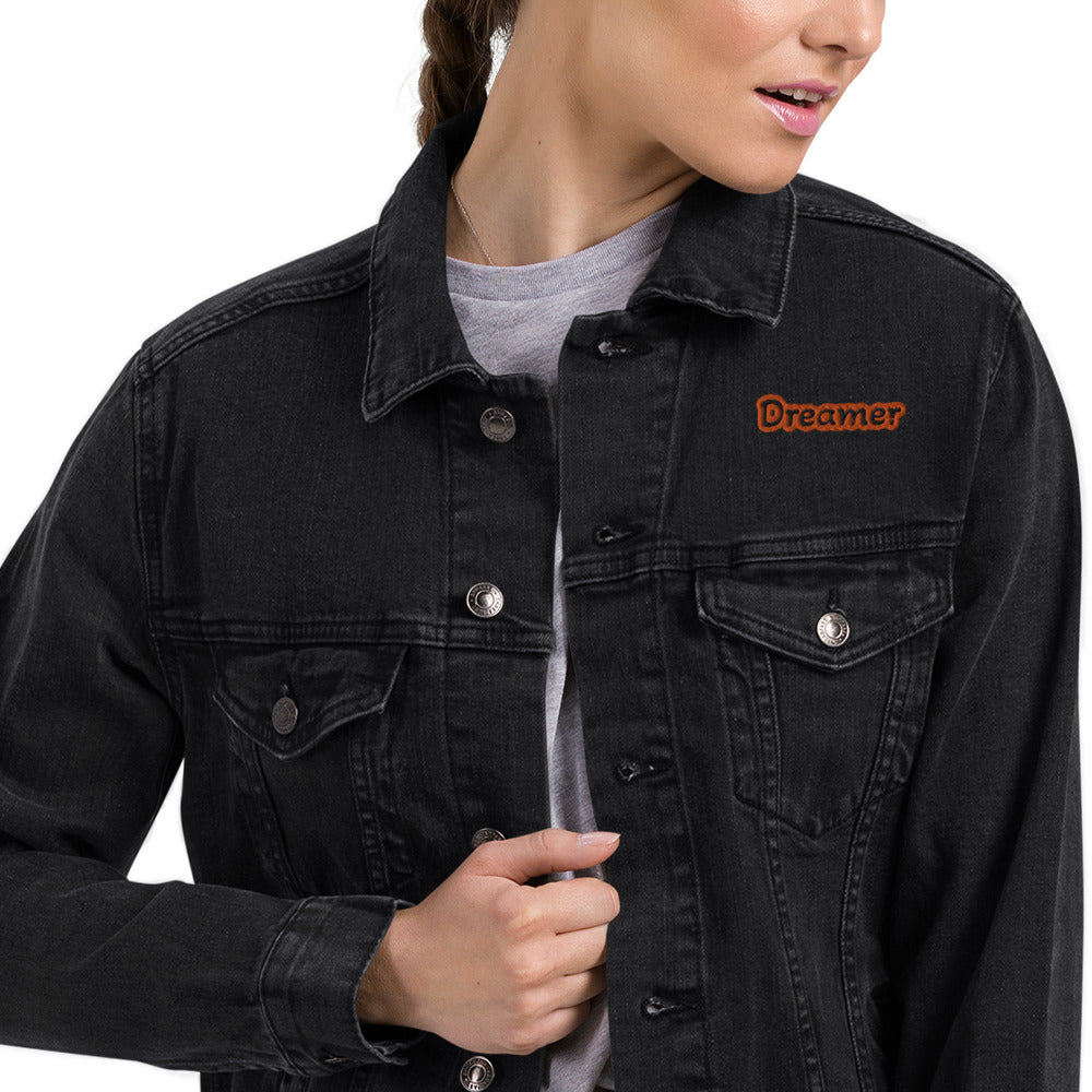 Ein modischer Hingucker: die ikonische Unisex Jeansjacke. Kombiniere sie mit einem T-Shirt, einem Kapuzenpullover oder einem Kleid; sie wird immer fantastisch aussehen.  • 99 % ringgesponnene gekämmte Baumwolle, 1 % Elastan