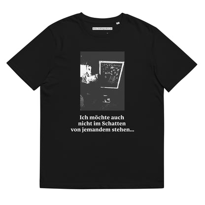 Aus 100 % organischer, ringgesponnener Baumwolle: dieses Unisex T-Shirt ist ein absolutes Must-Have. Es ist qualitativ hochwertig, super bequem und das Beste von allem: umweltfreundlich.  Es ist Teil einer Serie von 7 Designs, die aufeinander aufbauen und eine kleine, aber wichtige Geschichte erzählen. Nummer 1: Ich möchte auch nicht im Schatten von jemandem stehen...