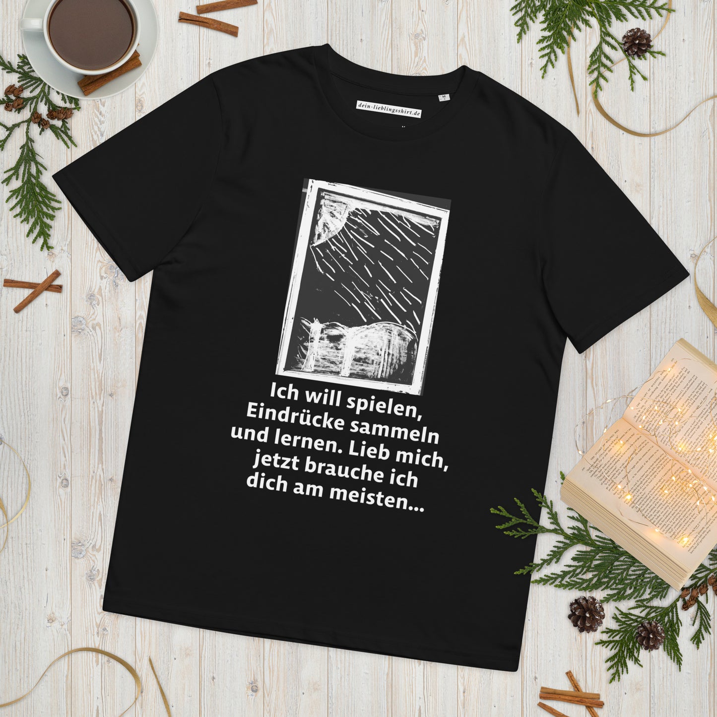 Aus 100 % organischer, ringgesponnener Baumwolle: dieses Unisex T-Shirt ist ein absolutes Must-Have. Es ist qualitativ hochwertig, super bequem und das Beste von allem: umweltfreundlich.  Es ist Teil einer Serie von 7 Designs, die aufeinander aufbauen und eine kleine, aber wichtige Lebens-Geschichte erzählen. Nummer 3: Ich will spielen, Eindrücke sammeln und lernen. Lieb mich, jetzt brauche ich dich am meisten...