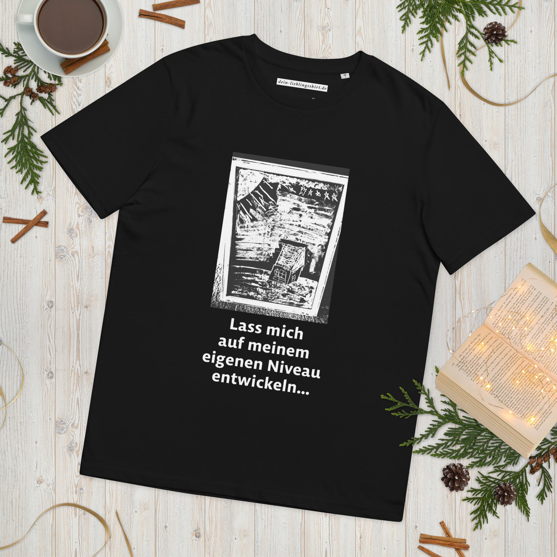 Aus 100 % organischer, ringgesponnener Baumwolle: dieses Unisex T-Shirt ist ein absolutes Must-Have. Es ist qualitativ hochwertig, super bequem und das Beste von allem: umweltfreundlich.  Es ist Teil einer Serie von 7 Designs, die aufeinander aufbauen und eine kleine, aber wichtige Geschichte erzählen. Nummer 4: Lass mich auf meinem eigenen Niveau entwickeln...