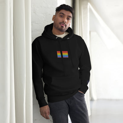 Wer hätte gedacht, dass der weichste Kapuzenpulli, den du je hattest, so ein cooles Design hat? Du wirst den Kauf dieses klassischen Streetwear-Stücks mit bequemer Kängurutasche und warmer Kapuze für kühle Abende nie bereuen.  • Außenseite aus 100 % Baumwolle • 65 % ringgesponnene Baumwolle, 35 % Polyester • Känguru-Tasche • Aufnäher aus demselben Stoff auf der Rückseite • Passender flacher Kordelzug • 3-Panel-Kapuze