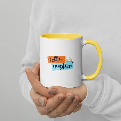 Verleihe deinem morgendlichen Kaffee- oder Teeritual einen Hauch von Farbe! Dieser Becher aus Keramik "Hello, Sunshine" entzückt nicht nur mit einem tollen Design, sondern zieht mit dem farbenfrohen Rand, seinem bunten Griff und dem farbenfrohen Inneren alle Blicke auf sich.